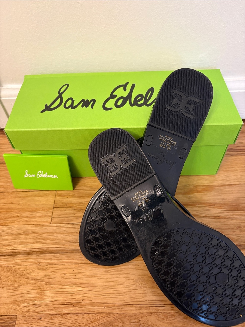 NWT Sam Edelman Black and Gold Script Jelly Flip Sandals Size 10 - Picture 4 of 7
